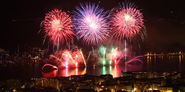 Feux d'artifice de la socit Pyrovision (Autriche) au Festival d'Art Pyrotechnique de Cannes 2010 (Photo by Eric Dervaux)