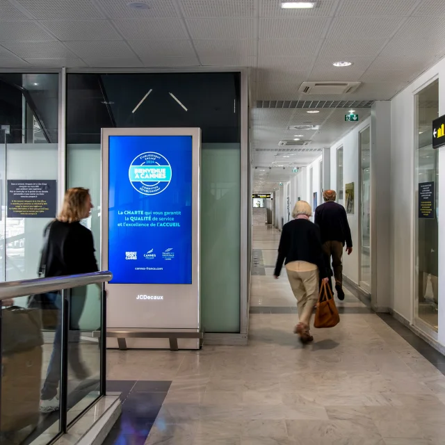 La charte bienvenue à Cannes fait campagne à l'aéroport de Nice Côte d'Azur